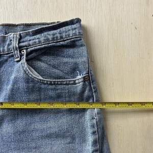 Vintage 90s USA Levis Jeans Mens 34x30 Light Wash Blue Denim Straight Distressed image 9
