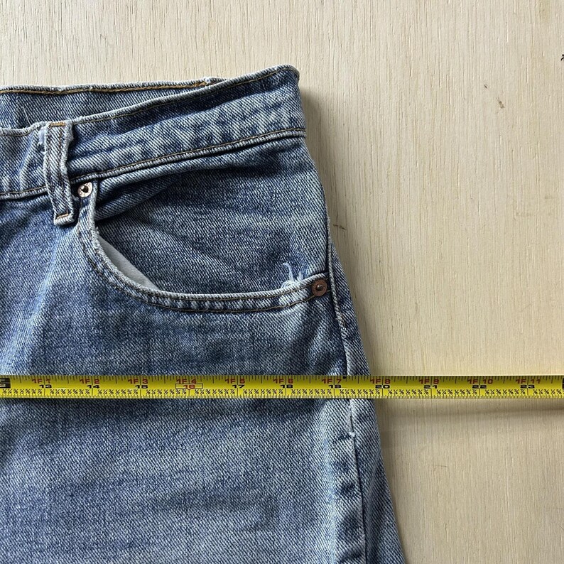 Vintage 90s USA Levis Jeans Mens 34x30 Light Wash Blue Denim Straight Distressed image 9