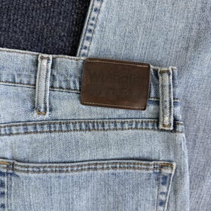 Y2K Wrangler Jeans Mens 36x29 Light Wash Blue Denim Relaxed Straight Retro image 2