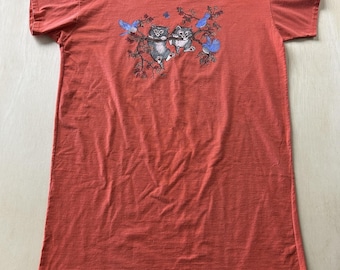 Camiseta vintage con estampado de gatitos y pájaros colgantes para mujer, talla XL, color naranja.