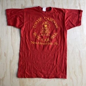 Camiseta vintage de los 80 con estampado de vagón de cola suelto y vagón bar Pa para hombre, talla pequeña, color rojo, con diseño de tren.