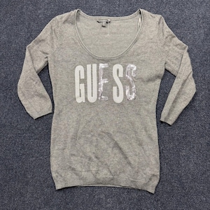 Jersey Guess Y2K para mujer, talla S, gris, cuello redondo, logo con lentejuelas, punto ajustado.