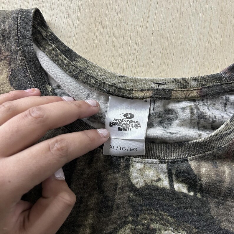 Maglietta Infinity Y2K Mossy Oak Break-Up da donna, taglia XL, marrone, mimetica, per la caccia e attività all'aperto. immagine 3