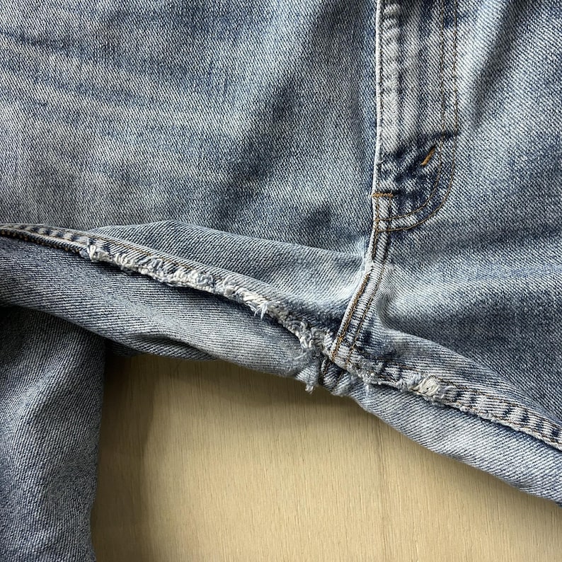 Vintage 90s USA Levis Jeans Mens 34x30 Light Wash Blue Denim Straight Distressed image 3