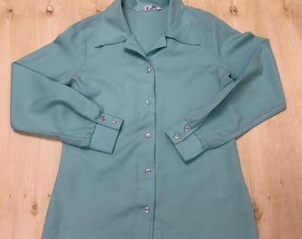 Camisa de manga larga con cuello y botones, estilo vintage universitario para mujer, color azul medio.