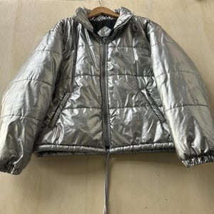 Vintage 90-tals SJB Sportjacka Dam Medium Silver Puffer Hooded Full Zip Shorts