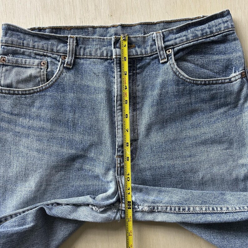Vintage 90s USA Levis Jeans Mens 34x30 Light Wash Blue Denim Straight Distressed image 8