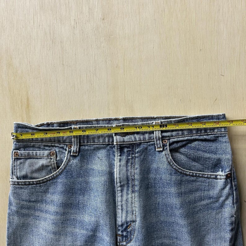 Vintage 90s USA Levis Jeans Mens 34x30 Light Wash Blue Denim Straight Distressed image 6