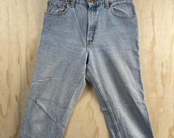 Jeans Levi's 550 vintage anni '90 da donna, taglia 11, lavaggio chiaro, blu, vestibilità comoda e affusolata.