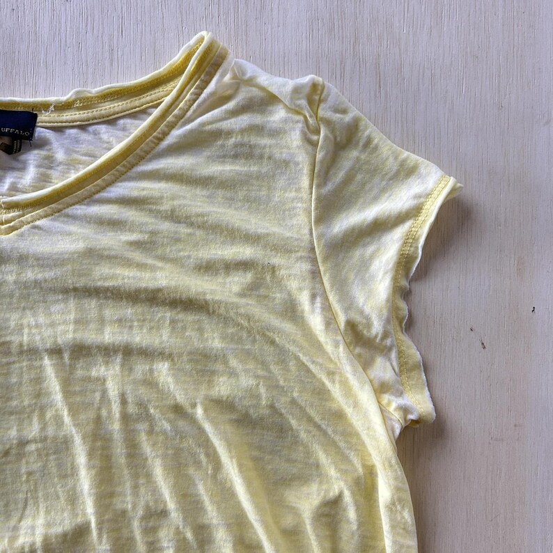 Y2K I Jeans By Buffalo Womens XL Yellow V Neck Cap Sleeve Asymmetrical Hem Top image 2