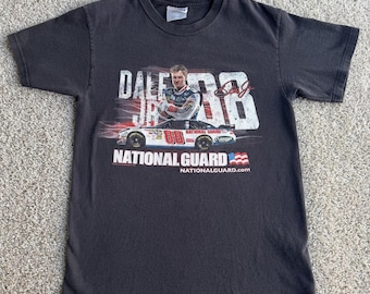 Camiseta Hanes negra de carreras NASCAR para hombre, talla pequeña, con diseño de Dale Earnhardt Jr. de la Guardia Nacional del Año 2000.
