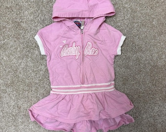 Vestido rosa vintage Baby Boo con capucha, cremallera y falda skater con volantes Just In Blues para niñas de 4 años.