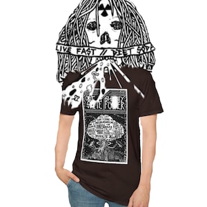 Könnte beinhalten: Schwarzes T-Shirt mit einem grafischen Design, das eine schädelartige Figur mit dem Text "LIVE FAST // DIET SODA" darüber zeigt. Das Shirt hat auch ein Design mit den Worten "OUT OF STATE POWER". Die Person trägt eine blaue Jeans.