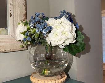 Arreglo floral con jarrón de vidrio y línea de agua falsa