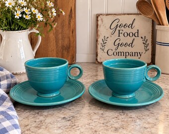 Juego de 2 tazas y platillos vintage Fiesta Turquoise de Homer Laughlin HLC USA para decoración de cocina de mediados de siglo.