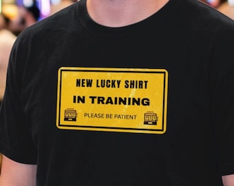 Rolig kasino-T-shirt: "Ny lycko-tröja i träning", humoristisk spelautomat-T-shirt, Vegas-gåva