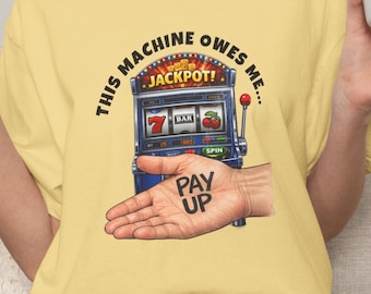 Denna maskin är skyldig mig t-shirt | Rolig spelautomat-tröja | Betala upp spelhumor-t-shirt | Casinojackpott-gåva
