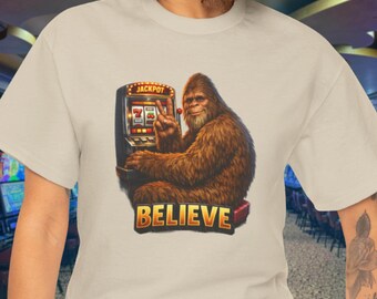 Sasquatch Casino Tee: Bigfoot spelar slots (rolig grafik)