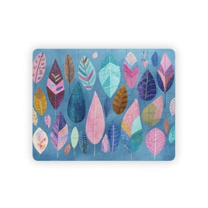 Könnte beinhalten: Ein farbenfrohes Puzzle mit Blattmotiven in verschiedenen Farben, darunter Rosa, Blau und Gold, auf hellblauem Hintergrund. Die Puzzleteile sind blattförmig und weisen komplizierte Muster und Details auf.