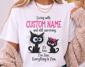 Att leva med ett anpassat namn och fortfarande överleva-skjorta, personlig dess fina jag är fin skjorta, rolig svart katt-t-shirt, sarkastisk present till henne