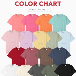 K&ouml;nnte beinhalten: Eine Farbkarte f&uuml;r Comfort Colors 1717 kleidungsst&uuml;ckgef&auml;rbte, schwere T-Shirts, die f&uuml;nfzehn kurz&auml;rmelige T-Shirts in verschiedenen Farben zeigt, darunter Rot, Pink, Orange, Mint, Gelb, Blau, Braun, Grau, Wei&szlig;, Elfenbein und Schwarz mit Beschriftungen.