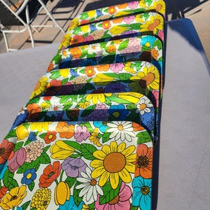 Juego de 6 bandejas de servir de hojalata vintage. Flower Power. The Ohio Art Company. 15x11
