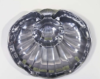 Bandeja de entremeses con forma de concha de almeja Wilton Armetale con tazón para mojar – Chip & Dip