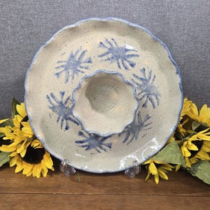 Set per patatine e salse Little Mountain Pottery, in gres smaltato al sale, con decorazione floreale blu, prodotto da Claude Graves, Carolina del Nord.