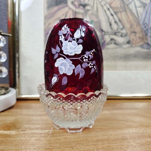 Luminária de fada Fenton vermelha rubi em vidro pintado à mão, década de 1970, efeito cádmio brilhante. Escolha o artista.