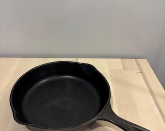 Wagner Ware Sidney No. 6 Cast Iron Skillet 8" Double Spout vintage Stylized Logo