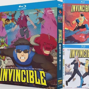 Könnte beinhalten: Blu-ray-Box-Set der Zeichentrickserie "Invincible", Staffel 4. Das Cover zeigt eine dynamische Illustration von Charakteren in Aktion, mit dem Titel der Serie in gelben Buchstaben. Das Set enthält mehrere Discs.