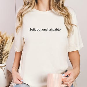 Camiseta suave pero inquebrantable para mujer / Camiseta con mensaje de confianza / Camiseta con mentalidad fuerte / Camiseta con cita minimalista