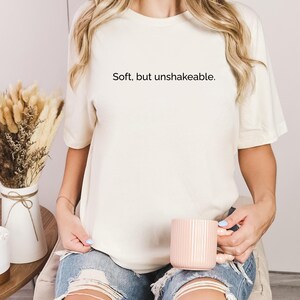 Soft But Unshakeable Shirt | Ruhiges Stärke Statement | Damen T-Shirt