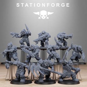 Puede incluir: Un conjunto de figuras en miniatura grises, posiblemente para juegos de mesa, se exhiben en una plataforma escalonada. Las figuras están en poses dinámicas, sosteniendo armas como espadas, pistolas y hachas. El texto "STATIONFORGE" y un logotipo de calavera son visibles.