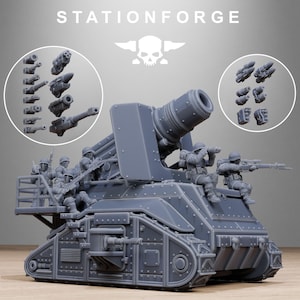 Peut inclure: Maquette grise d'un char d'assaut avec un gros canon et plusieurs soldats. L'image comprend diverses fixations d'armes et le texte "STATIONFORGE" avec un logo de crâne.