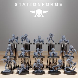 Puede incluir: Una colección de figuras de robots en miniatura grises, cada una con diseños y poses únicos, exhibidas en plataformas negras. Las figuras tienen varias características mecánicas y están dispuestas sobre soportes geométricos transparentes. La palabra "STATIONFORGE" está en la parte superior.