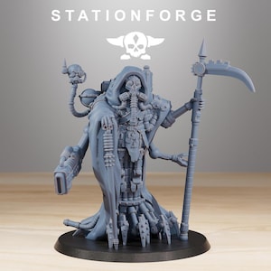 Könnte beinhalten: Graue Miniaturfigur einer Kapuzenfigur mit Gasmaske, die eine Sense hält. Die Figur hat mechanische Komponenten und steht auf einem schwarzen Sockel. Das Wort "STATIONFORGE" und ein Totenkopf-Logo befinden sich oben.