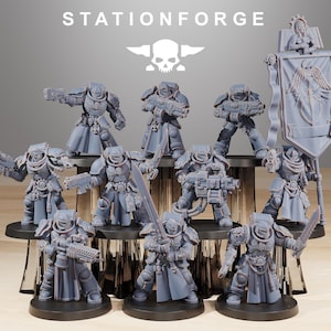 Peut inclure: Une collection de figurines miniatures grises de soldats blindés, certains tenant des armes et se tenant sur une plateforme noire. Les figurines ont des armures et des casques détaillés. Le texte "STATIONFORGE" et un logo de crâne sont en haut.