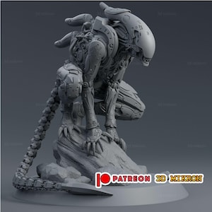 Op de afbeelding: Een grijze, gedetailleerde 3D-geprinte sculptuur van een buitenaards wezen, knielend op een rots. De alien heeft een gladde kop, een gesegmenteerd lichaam en een lange, gelede staart. De sculptuur staat op een witte basis, met de tekst "PATREON 3D MIKRON" zichtbaar.