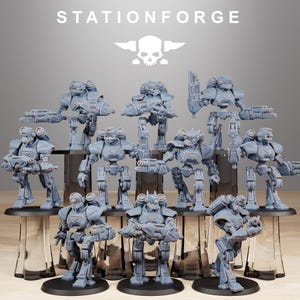 Può includere: Una collezione di figure di robot in miniatura grigie, ognuna con design meccanici dettagliati e armi. Le figure sono disposte su piattaforme nere, con il testo "STATIONFORGE" e un logo a forma di teschio in alto.