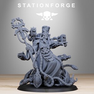 Könnte beinhalten: Graue Miniaturfigur einer Science-Fiction-Figur. Die Figur ist sehr detailliert, mit mechanischen Elementen, einem Stab und mehreren Schläuchen. Der Sockel ist schwarz, und der Text "STATIONFORGE" befindet sich darüber.