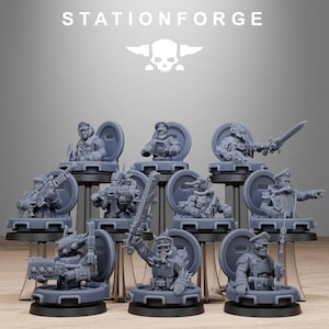 Peut inclure: Une collection de figurines miniatures grises, chacune représentant un soldat ou un officier dans diverses poses, certains tenant des armes. Les figurines sont sur des bases circulaires noires. Le texte "STATIONFORGE" et un logo de crâne sont en haut.