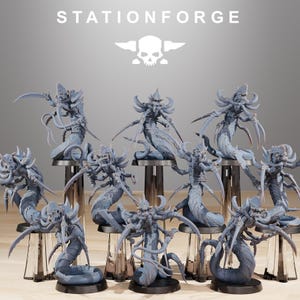 Puede incluir: Colección de miniaturas de fantasía grises, cada una representando una criatura serpentina con múltiples brazos y afiladas cuchillas. Las miniaturas se exhiben sobre bases transparentes contra un fondo gris claro. El texto "STATIONFORGE" y un logotipo de calavera son visibles.