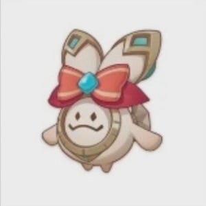 以下が含まれることがあります： 時計のような顔と悲しい表情をした、クリーム色の漫画のキャラクター。頭には大きな翼のような構造があり、赤いリボンと青い宝石が付いています。キャラクターは小さな腕と脚を持っています。