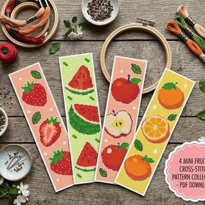 Puede incluir: Cuatro marcapáginas con patrones de punto de cruz con diseños de frutas: fresa, sandía, manzana y naranja. Los marcapáginas son en tonos rosa, verde y amarillo. La imagen incluye suministros de bordado y el texto "4 MINI FRUITS: CROSS-STITCH PATTERN COLLECTION - PDF DOWNLOAD".