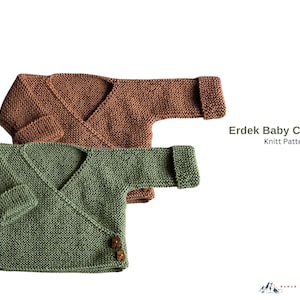 Puede incluir: Dos cárdigans de bebé tejidos. Uno es de color marrón cálido, el otro verde apagado. Ambos tienen un diseño envolvente con botones. El texto "Erdek Baby Cardigan Knitt Pattern" es visible.
