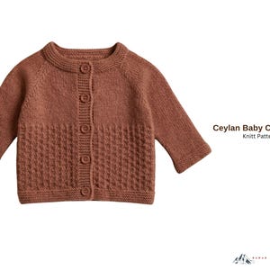 Może przedstawiać: Rdzawo-brązowy kardigan dla dziecka z teksturowanym wzorem na dolnej części przodu. Dzianinowy sweter ma długie rękawy i okrągły dekolt, zapinany na cztery guziki. Widoczny jest tekst "Ceylan Baby Cardigan Knitt Pattern".