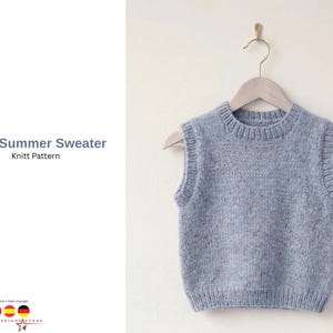 Puede incluir: Un chaleco de punto gris claro, colgado de una percha de madera contra una pared crema. El chaleco tiene cuello, sisas y dobladillo de canalé. El texto "Jade Summer Sweater Knitt Pattern" es visible en el lado izquierdo de la imagen.