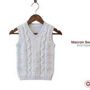 Puede incluir: Taza de cerámica blanca con asa negra y el texto "But First, Coffee" en negrita negra. La taza está sobre una superficie blanca. Adecuada para bebidas calientes.