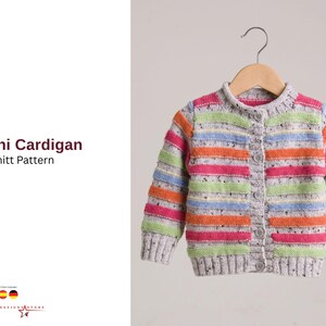 Könnte beinhalten: Ein gestreifter Kinder-Cardigan mit horizontalen Streifen in Rosa, Orange, Grün und Blau auf grauem Hintergrund. Der Text "Antoni Cardigan Knitt Pattern" ist sichtbar. Das Kleidungsstück hängt an einem Holzbügel.